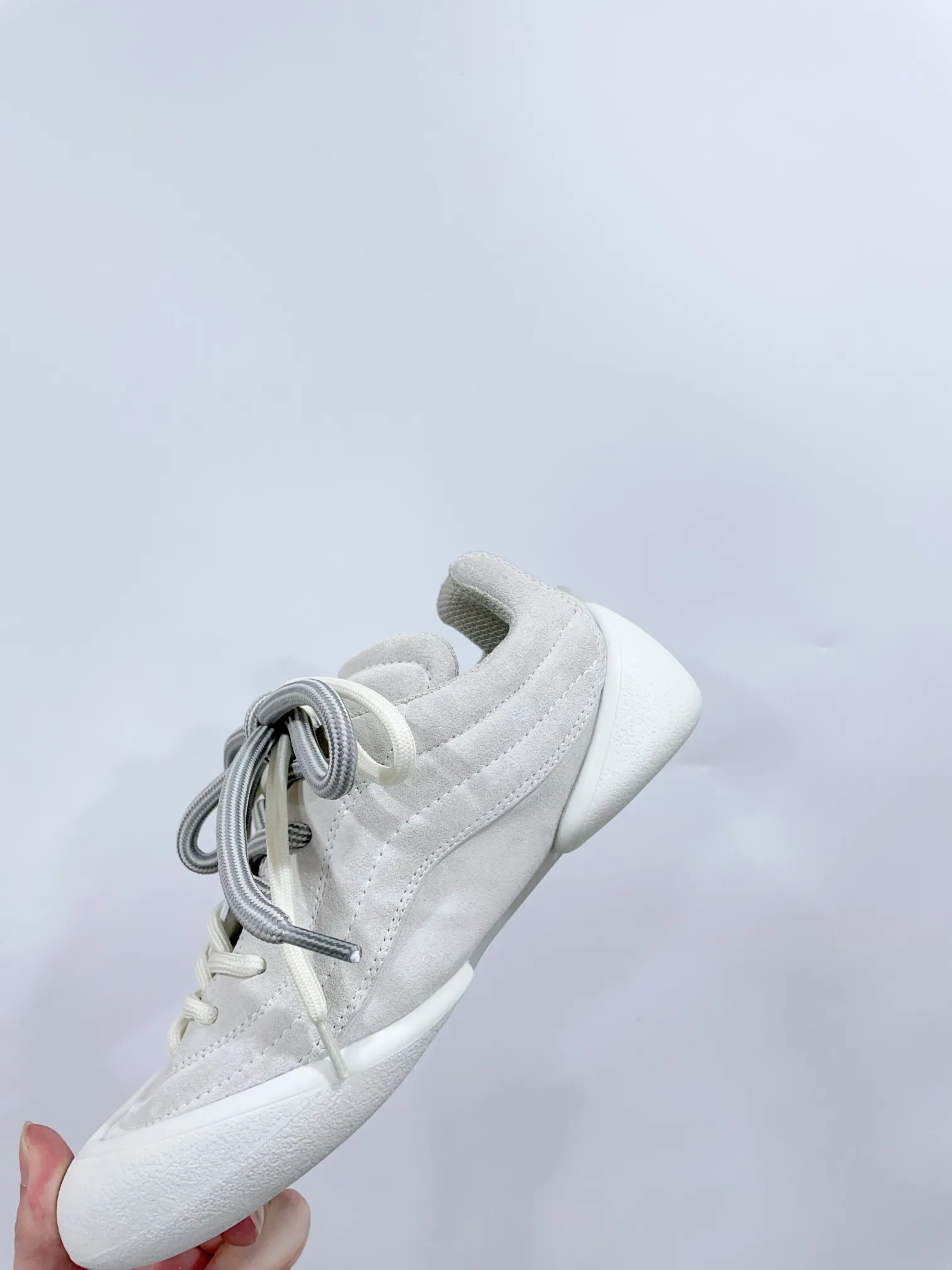 👟👟Ex-factory price 620👟👟 *✅MCQUEEN/Alexander McQueen 24/The latest Flexion series of autumn and winter retro casual sneakers. Original purchase, development and production. This Flexion Off white tone grain leather low-top sneaker uses laces of different sizes and is matched with a lightweight segmented sole inspired by anatomy. The reverse skull pattern is embossed on the heel. Fabric: Original custom imported first-layer cowhide. Lining: Custom imported breathable mesh lining. Sole: Original molded non-slip TPU material. Sole thickness: 2CM. 𝙎𝙞𝙯𝙚: 35-40 women / 39-45 men (customized for 40 women and 45 men) 𝙋𝙧𝙞𝙘𝙚(Men’s size +10) Extremely cost-effective factory price, no negotiation